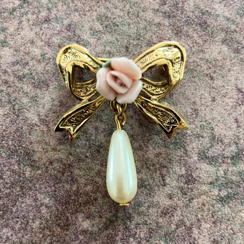 1928 Gold and Pink Bow Brooch with Pearl Drop